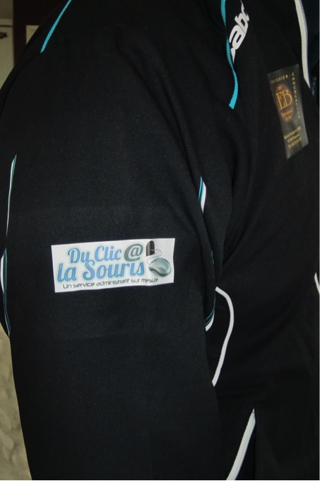 Survêtement marqué du logo du sponsor Du CliC @ la SouriS